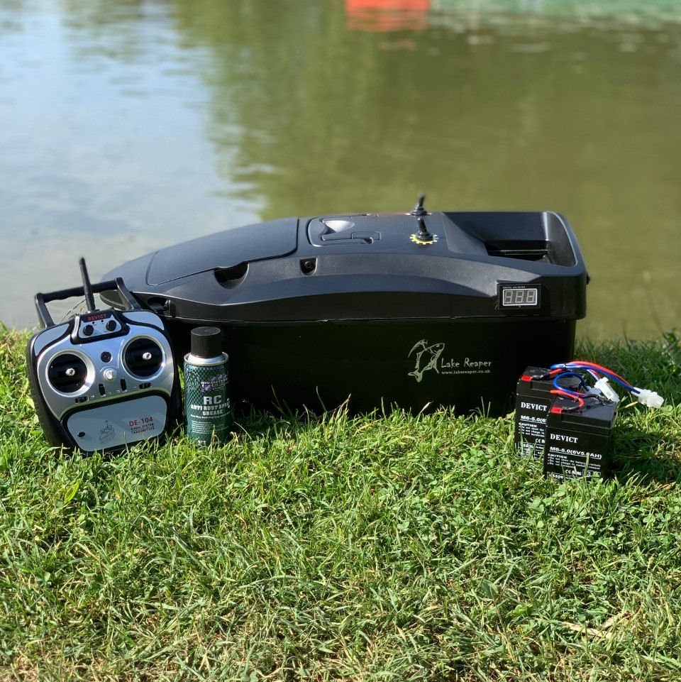 CARP FISHING BAIT BOAT LAKE REAPER NOW FITTED WITH NEW TOP QUAILTY FISH  FINDER